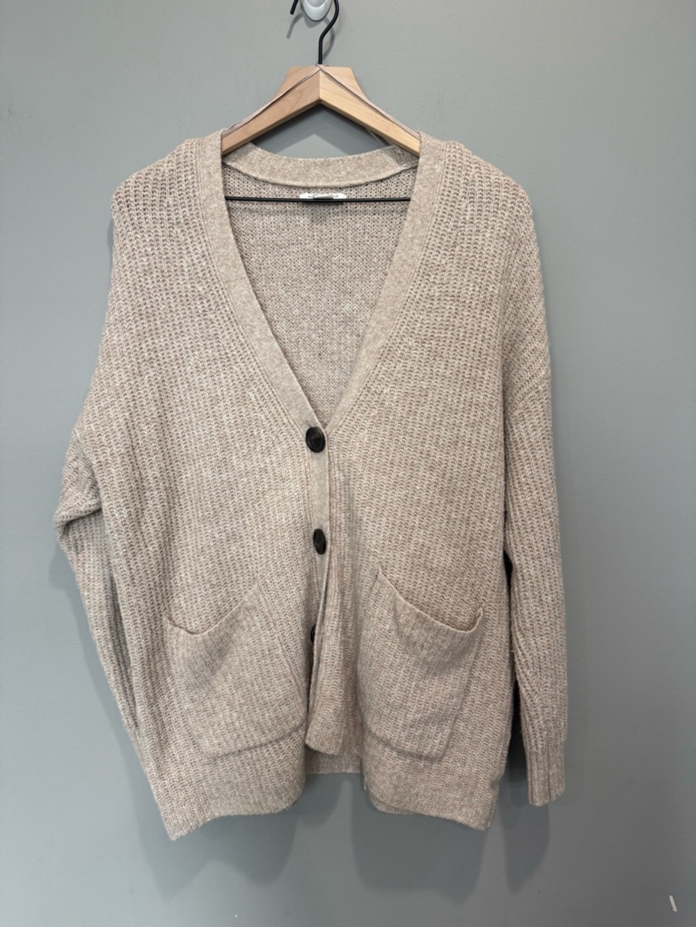 American Eagle Cozy V-Neck Button Cardigan Sweater in Beige Sz M